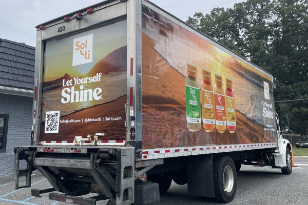 DesignerWraps_Sol-ti-Boxtruckwrap_IMG_3061 DesignerWraps_Sol-ti-Boxtruckwrap_IMG_3061